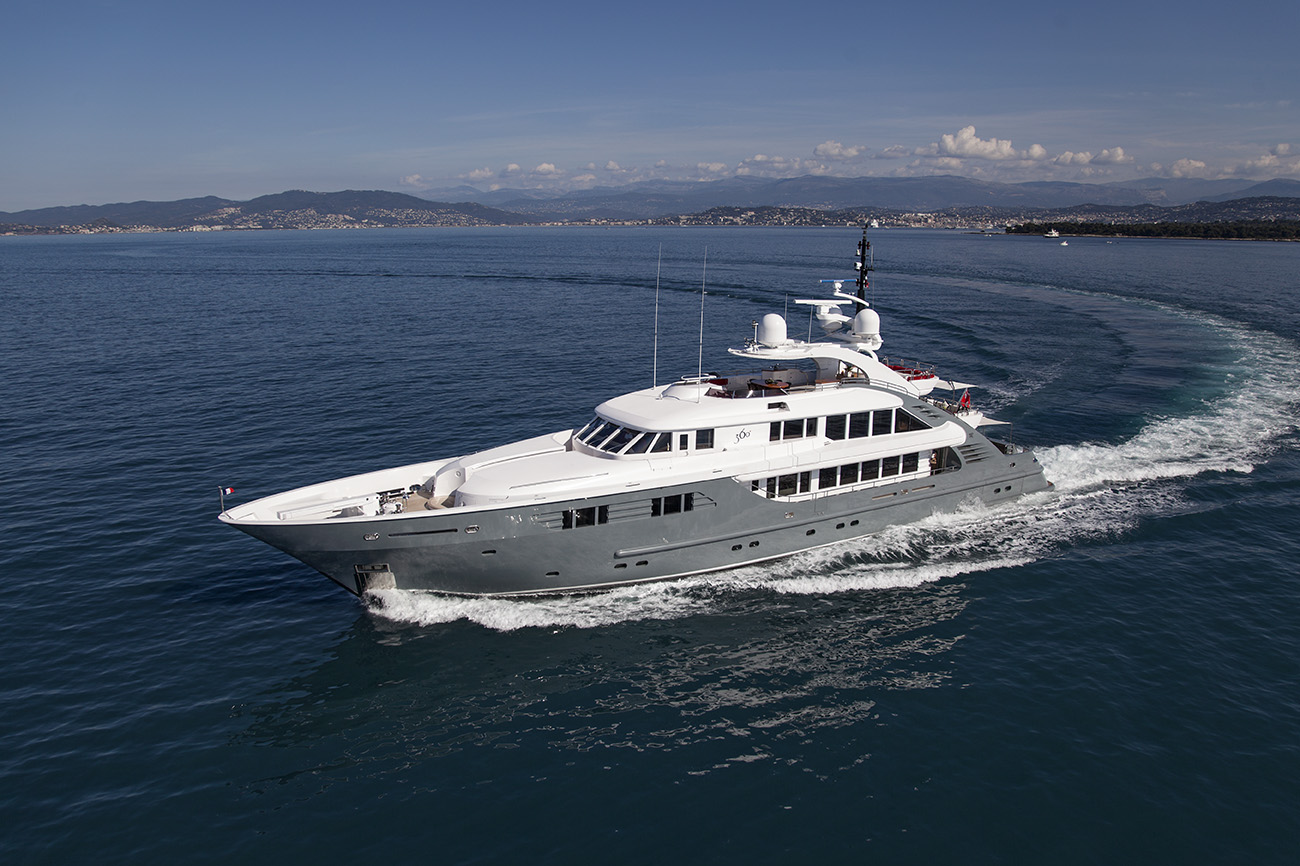 M/Y 360 yacht broker