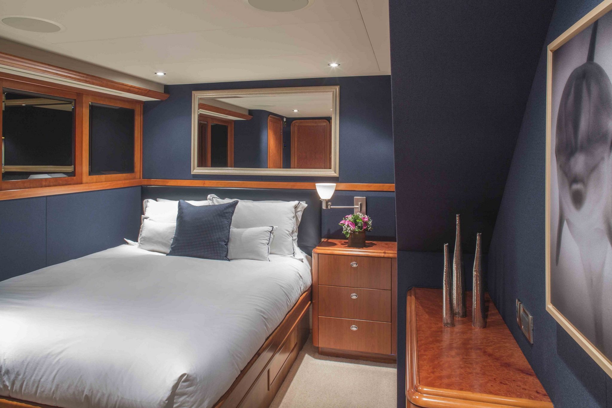 plan a yacht for charter single bed