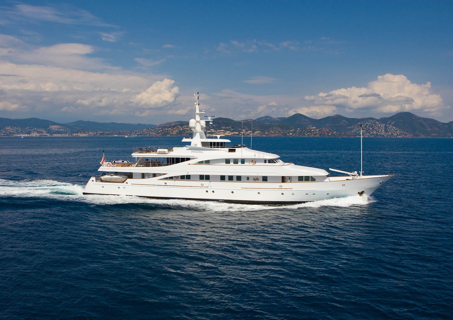 M/Y INSIGNIA central sales listing with YACHTZOO
