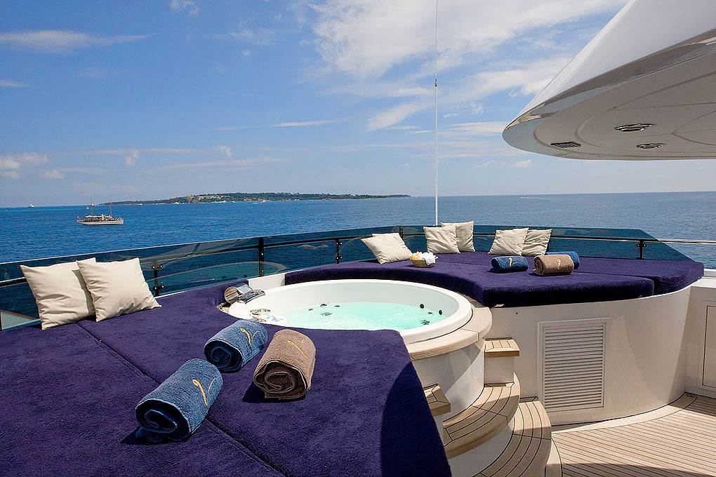 m/y insignia jacuzzi on the sun deck