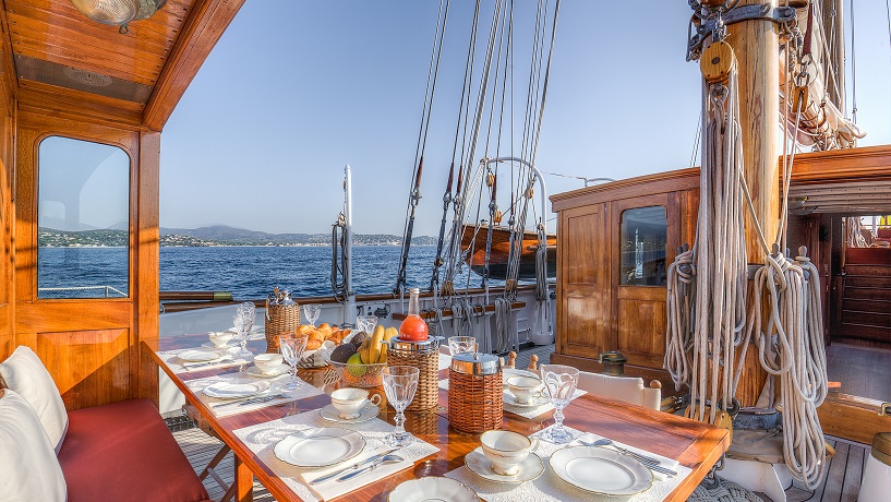 open dining area on a deck on S/Y TRINAKRIA