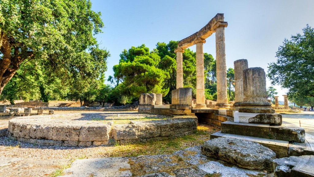 luxury-yacht-charter-greece-ancient-ruins Ancient ruins on luxury yacht charter in Greece