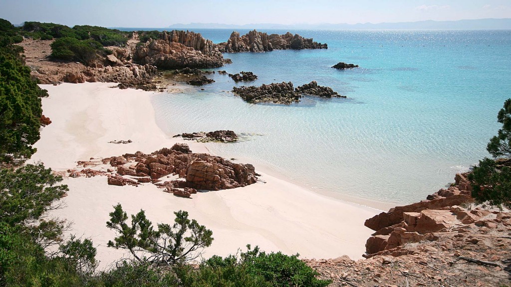 luxury-yacht-charter-italy-beaches white sand beach on luxury yacht charter italy