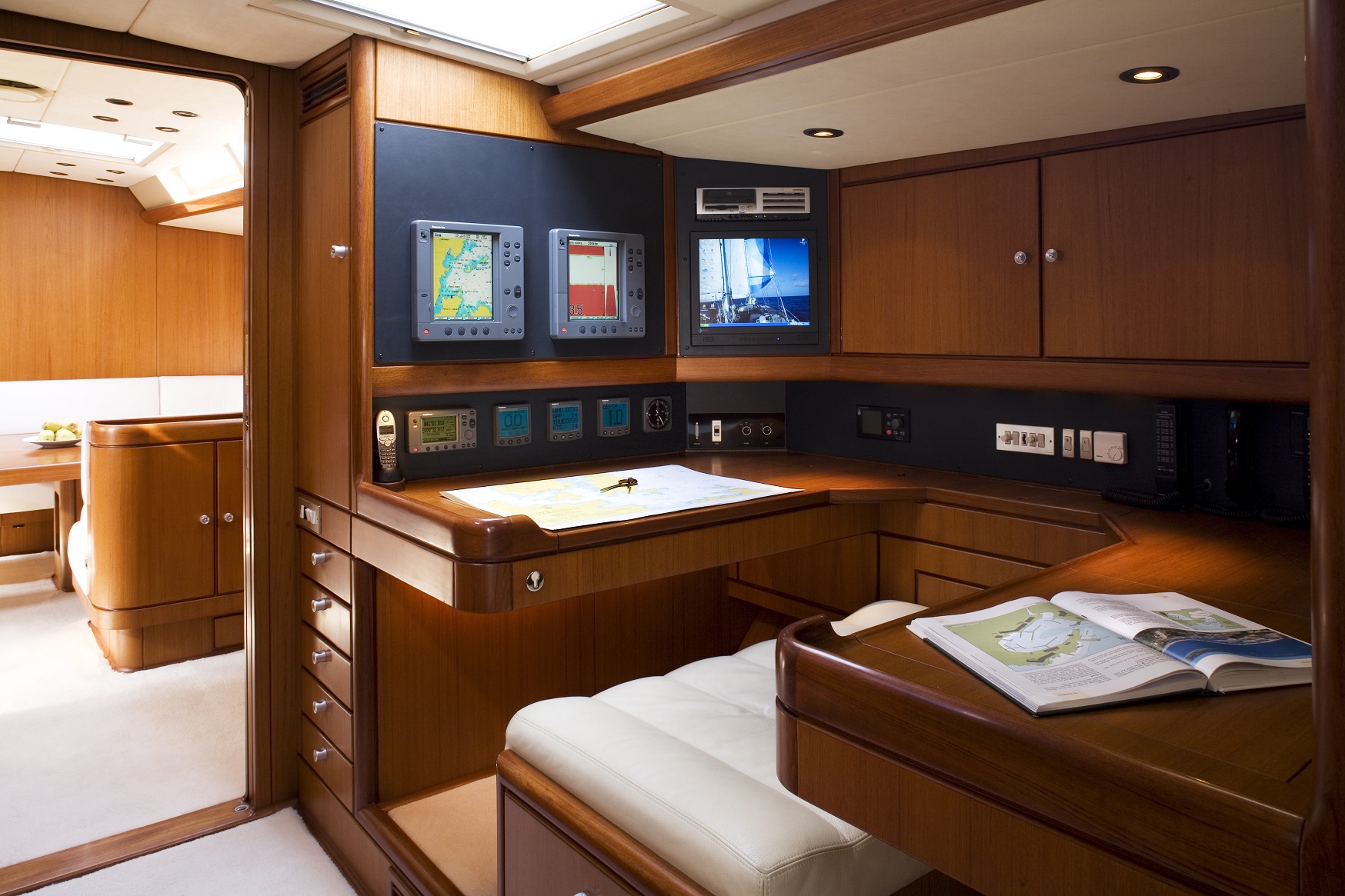 S/Y CYCLOS II yacht for charter bridge