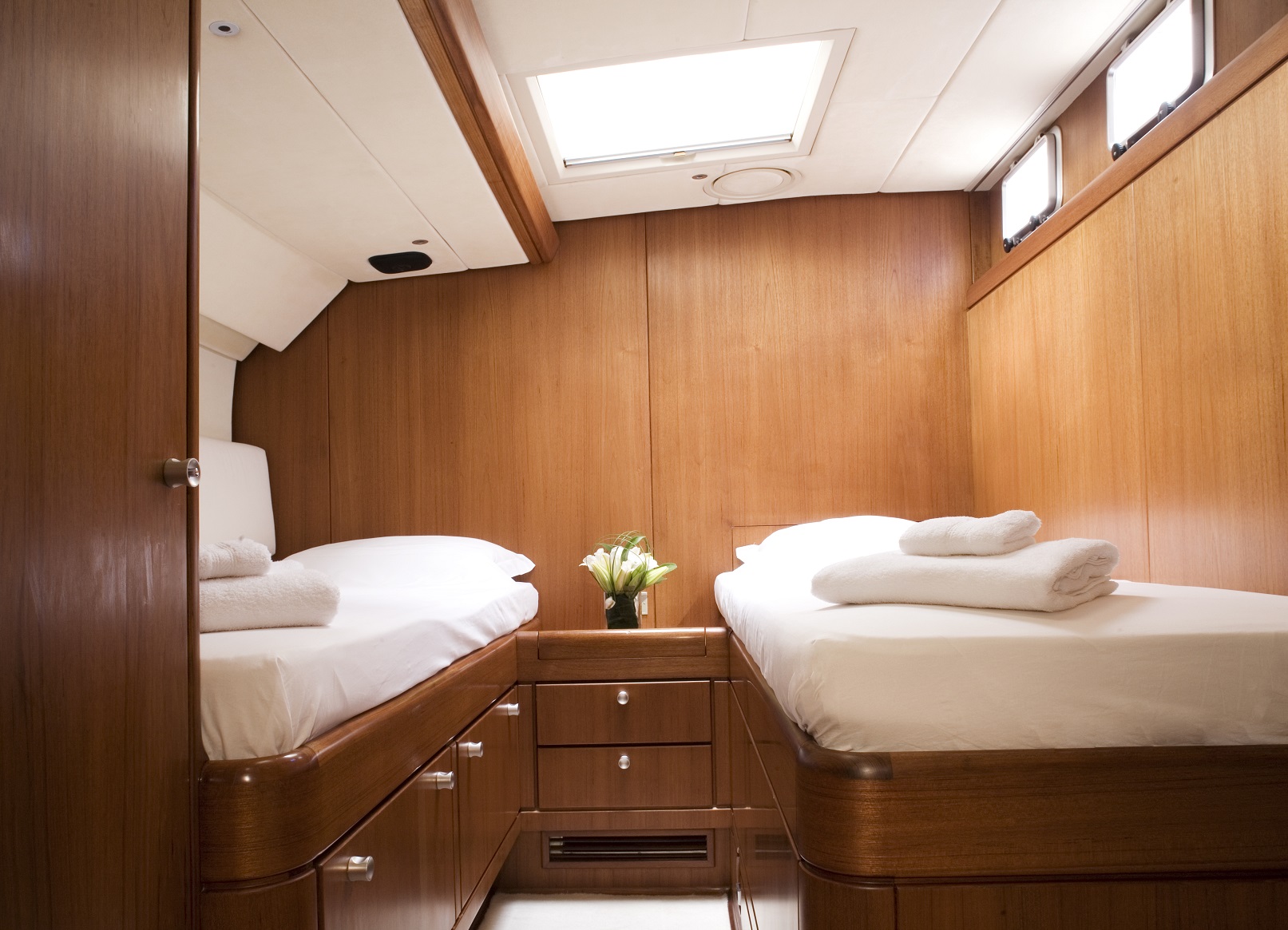 S/Y CYCLOS II for charter twin bedroom