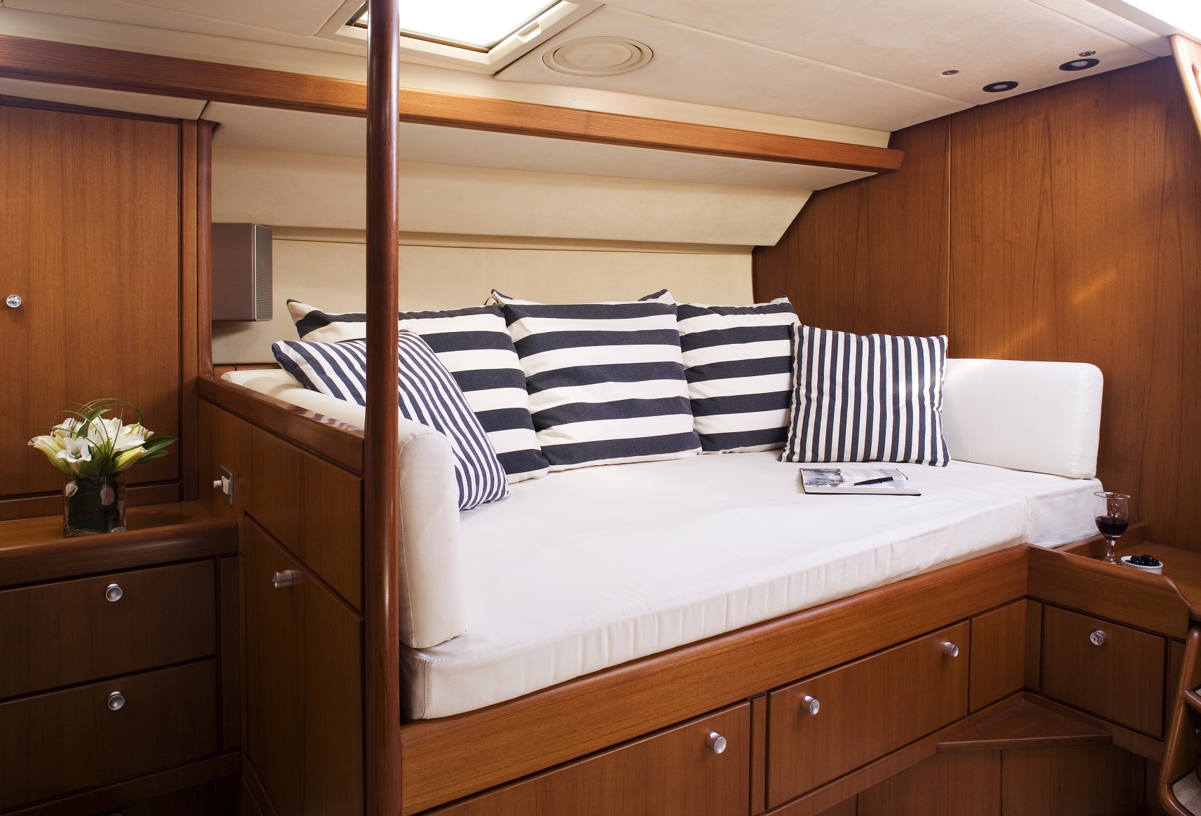 S/Y CYCLOS II yacht for charter lounge area