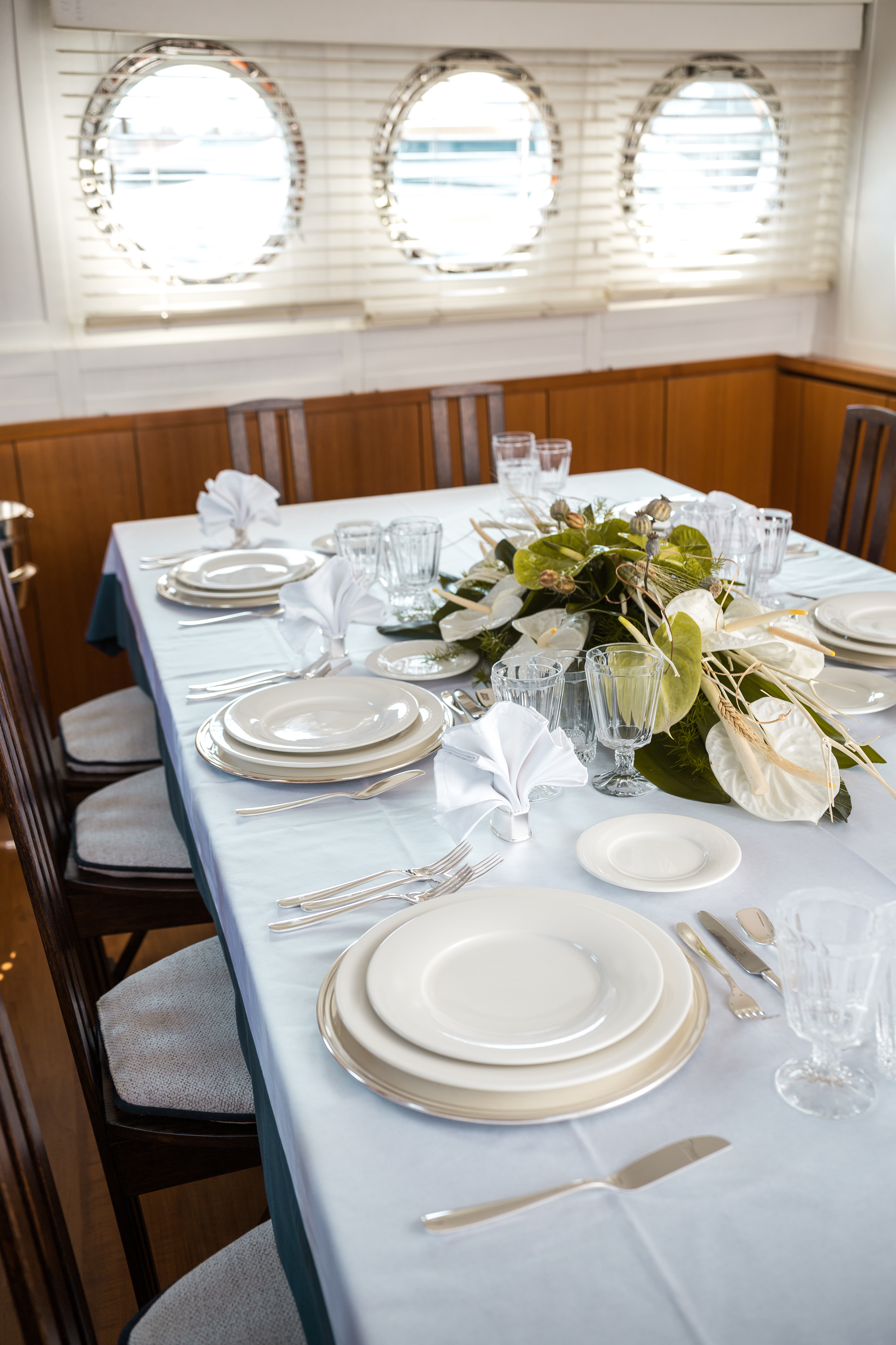 M/Y PAOLUCCI yacht for charter luxury dining room