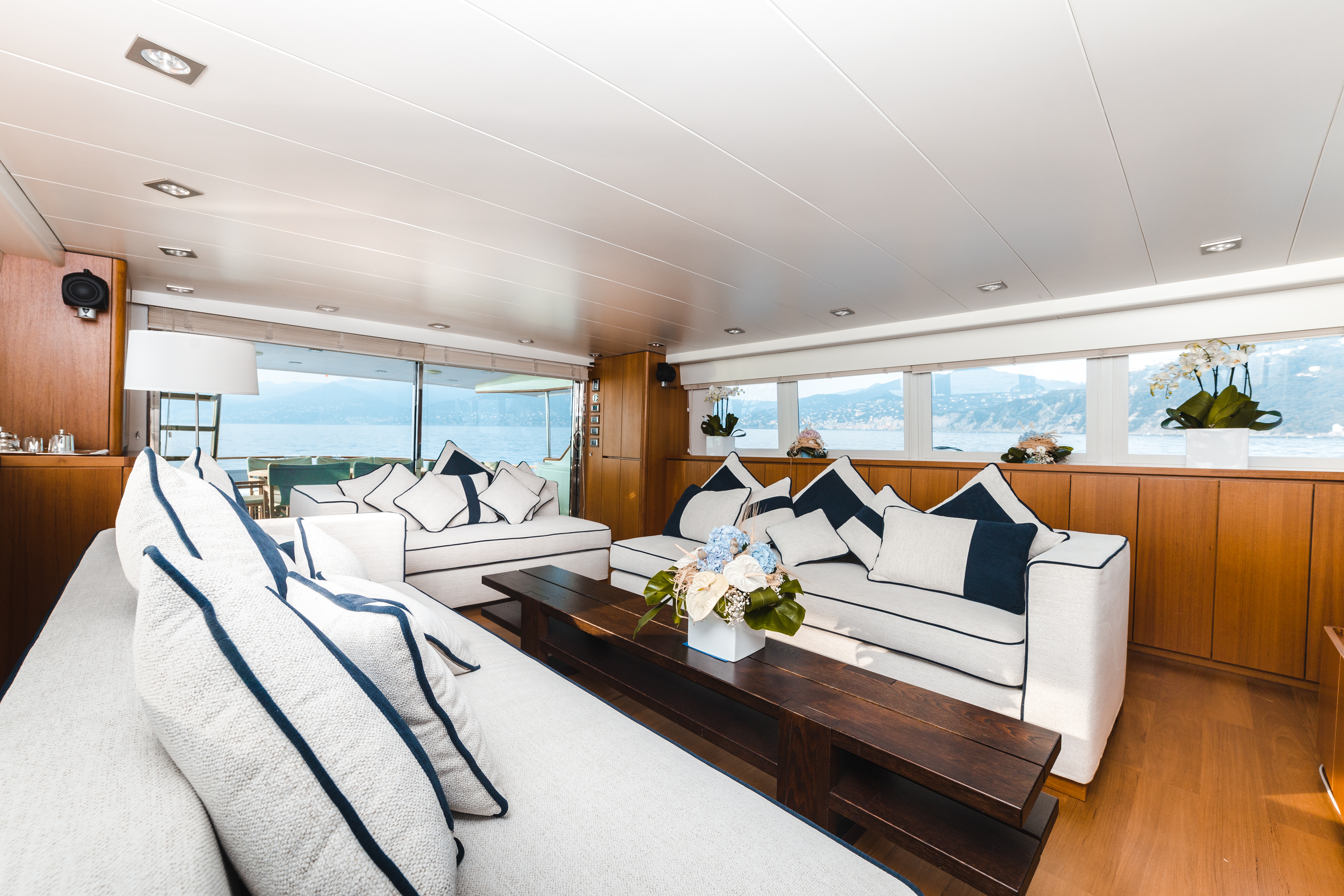 M/Y PAOLUCCI charter lounge area