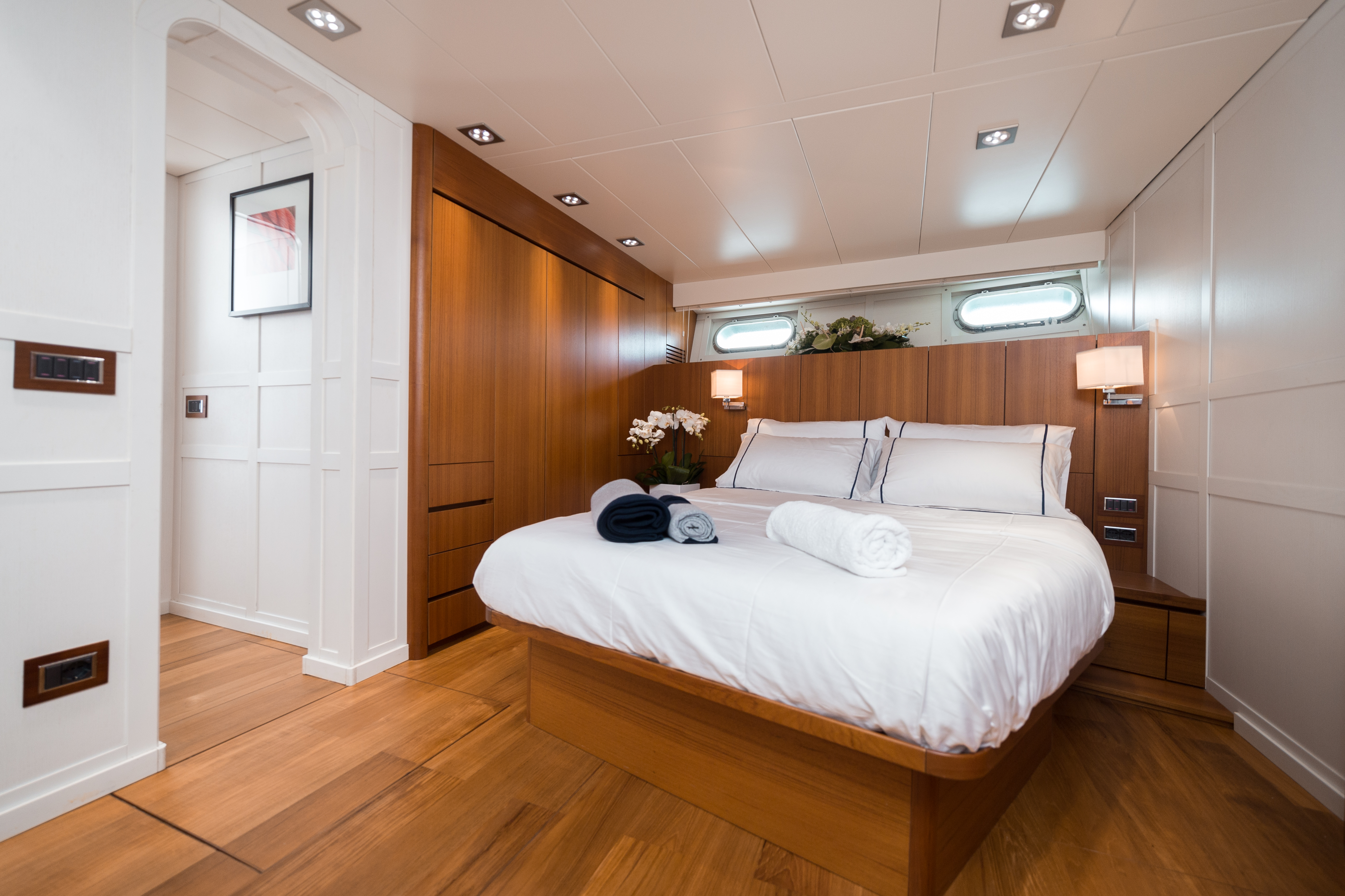 Modern M/Y PAOLUCCI yacht for charter master bedroom