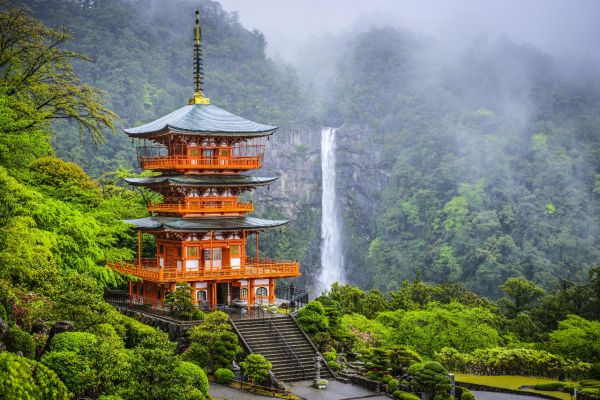 luxury-yacht-charter-japan-pagoda-falls
