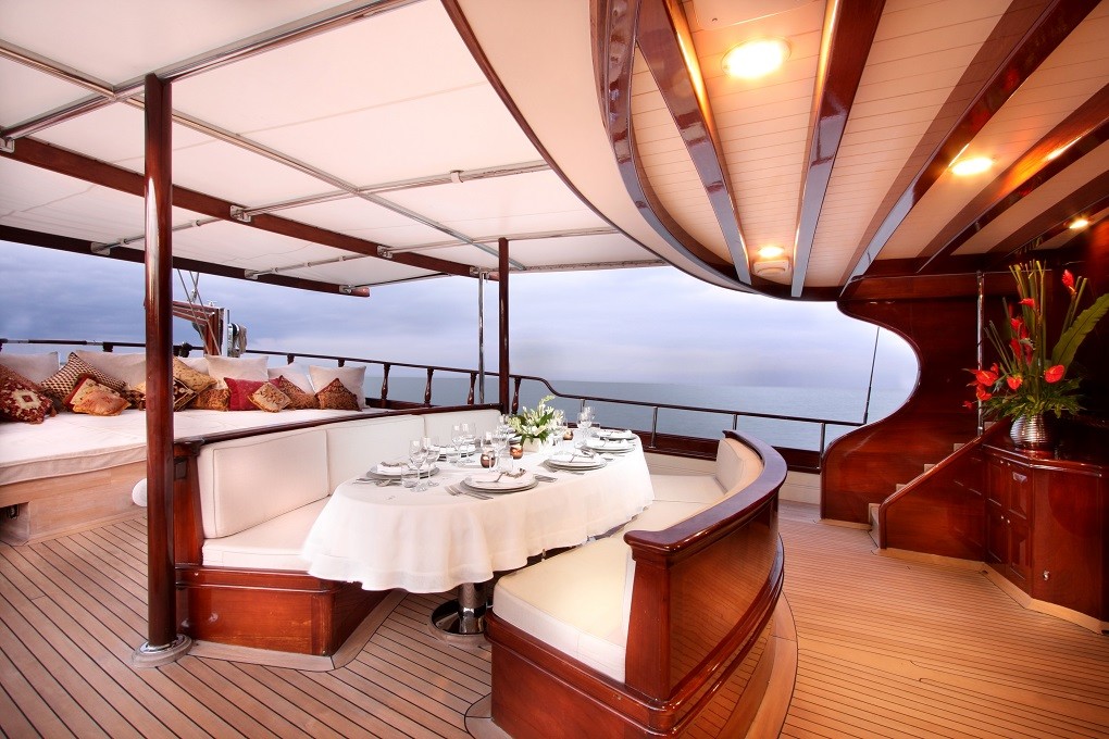 S/Y RIANA Yacht for Charter outdoor dining