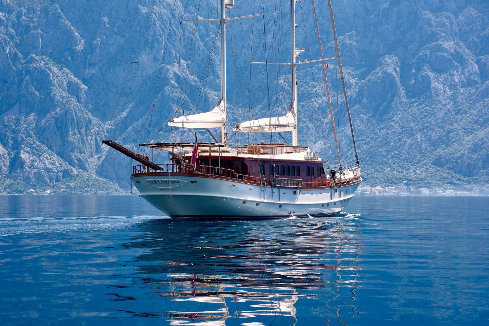SY/ RIANA yacht for charter