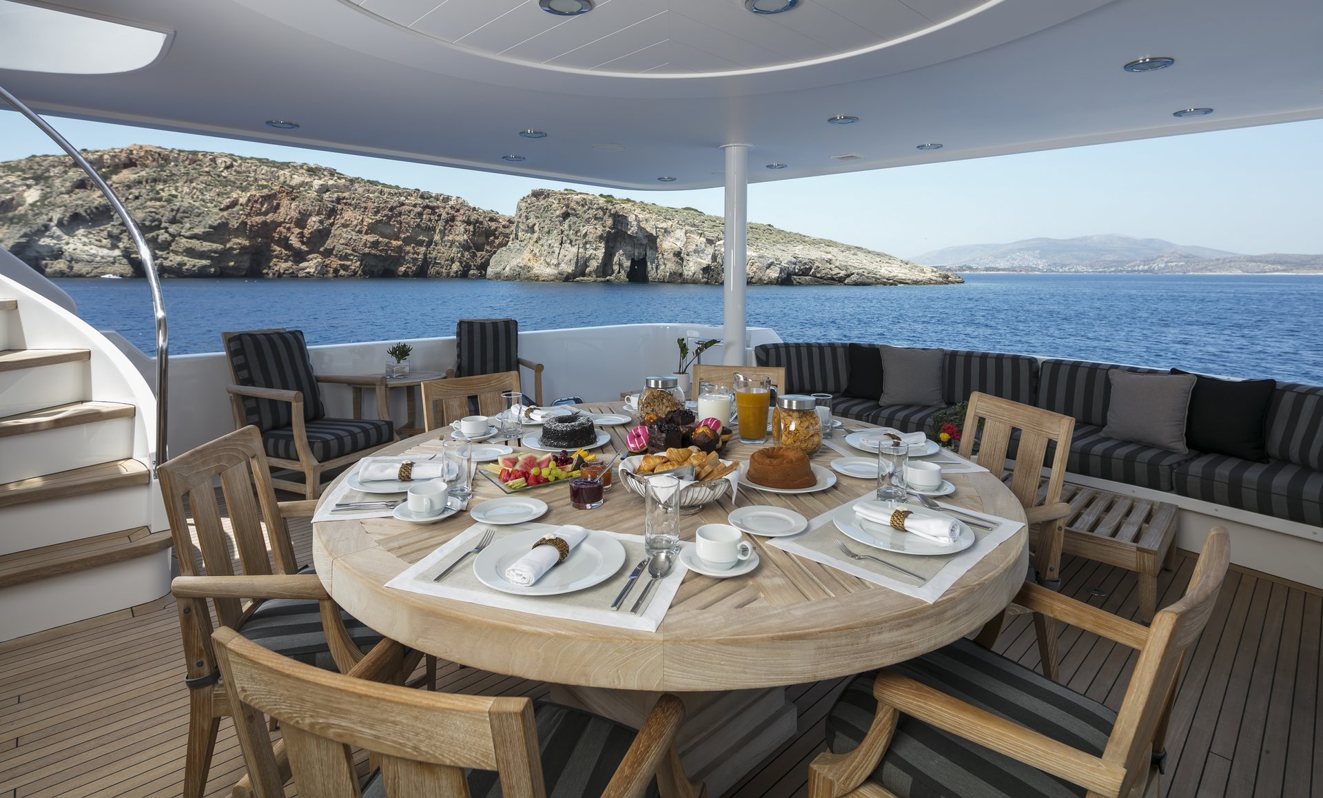 m/y endless summer yacht for charter alfresco dining