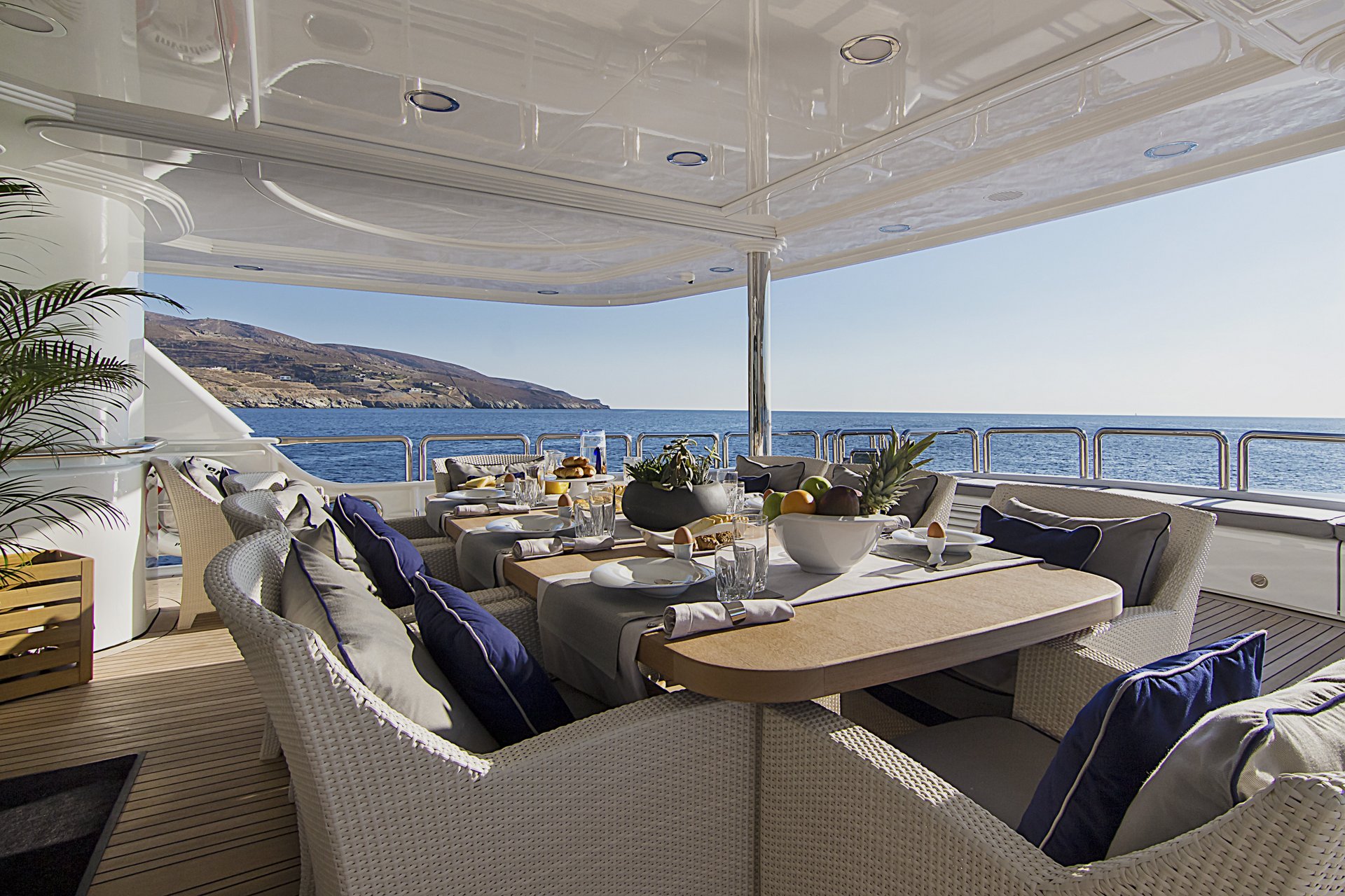 m/y invader yacht for charter outdoor breakfast