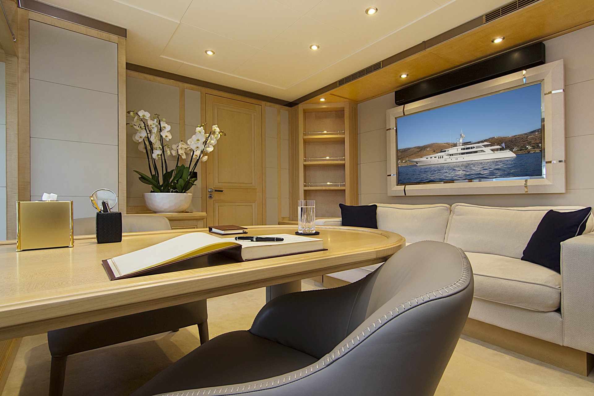 m/y invader yacht for charter desk