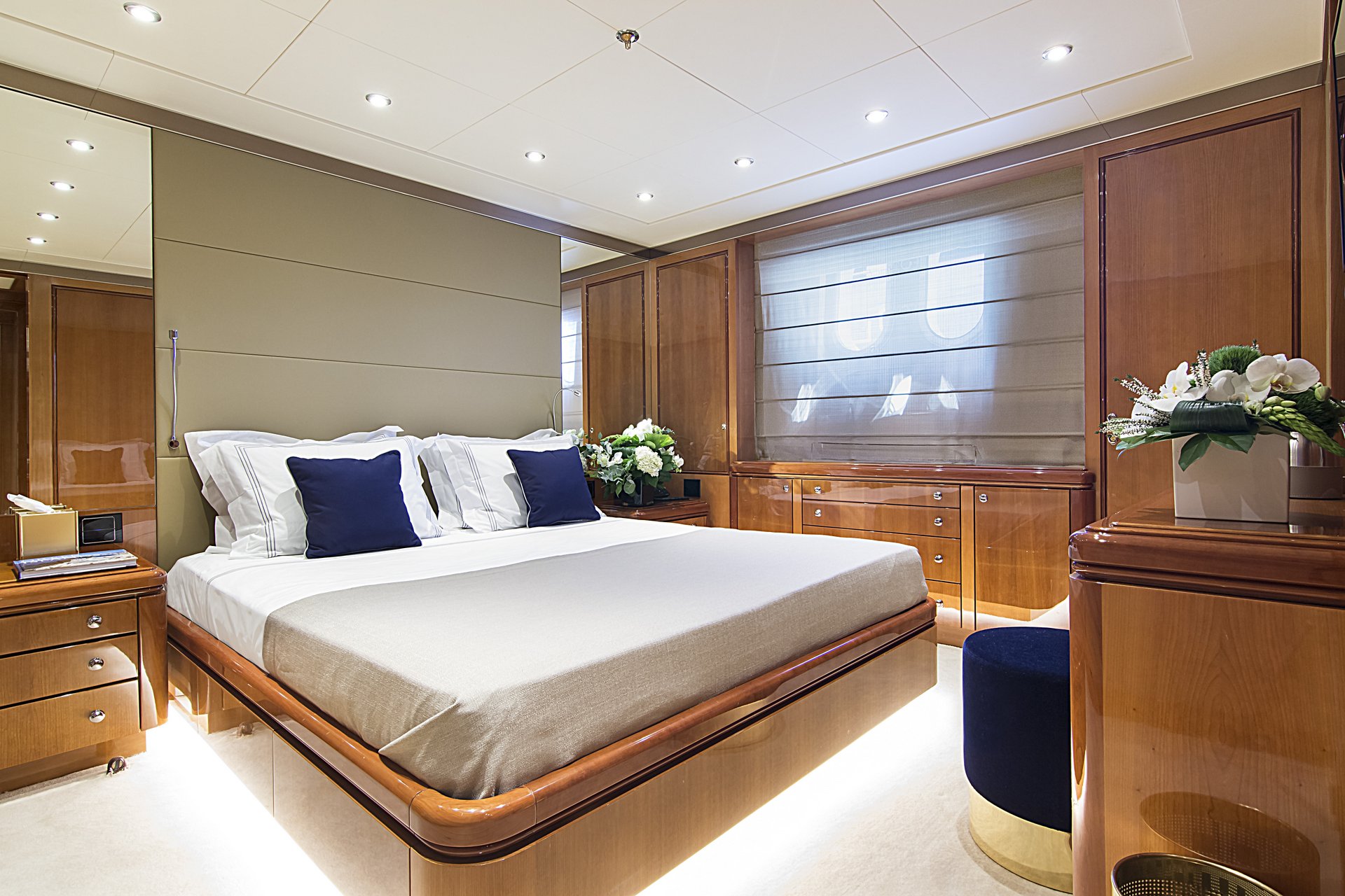 m/y invader yacht for charter queen bed