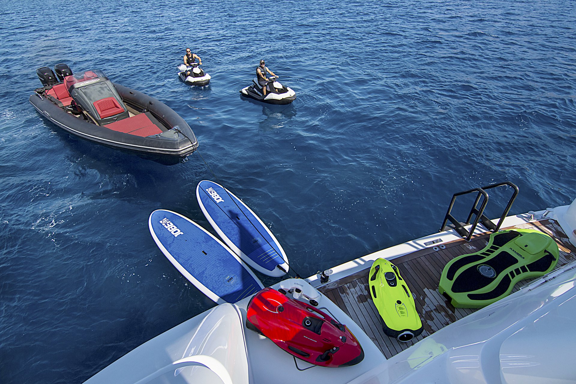 m/y invader yacht for charter watertoys