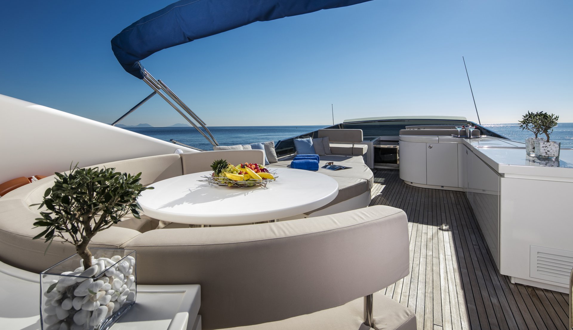 M/Y Mythos yacht for sale outdoor dining
