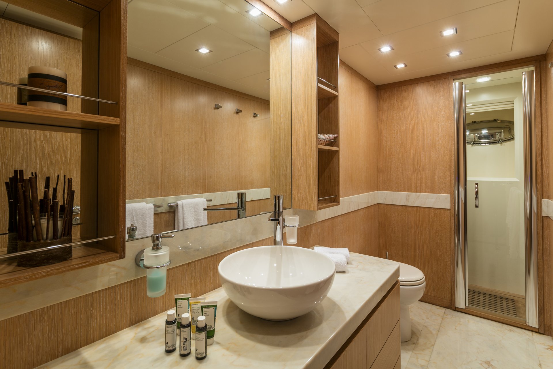 M/Y Mythos yacht for sale bathroom