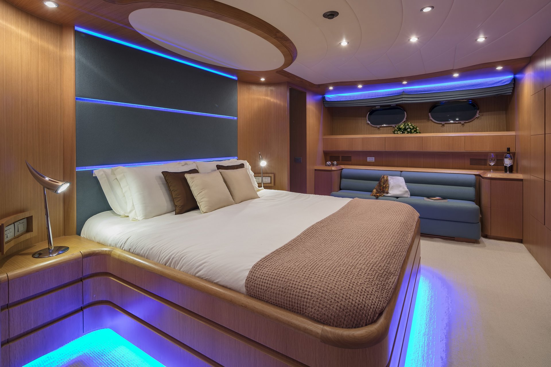 M/Y PARIS A yacht for charter double cabin neons