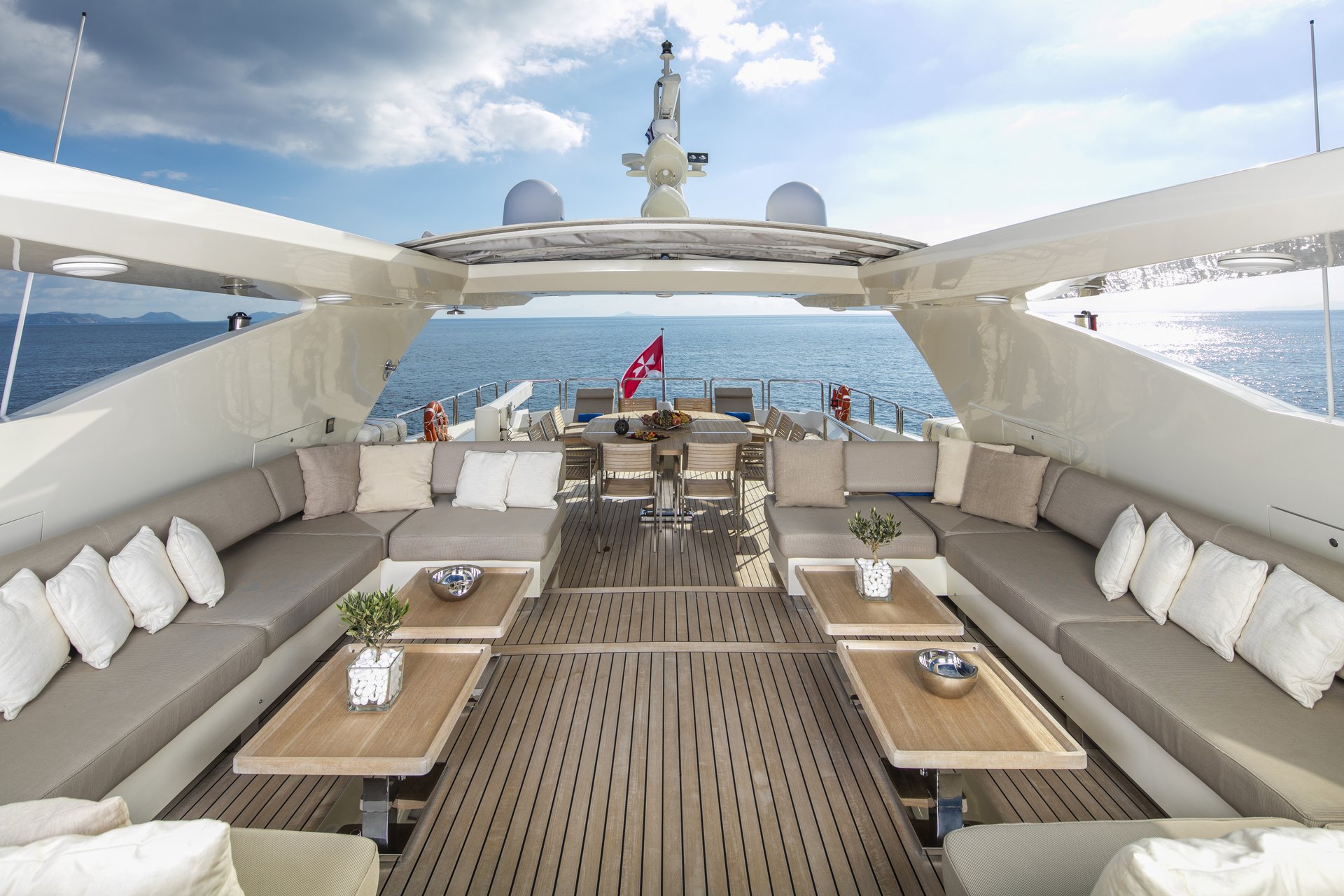 M/Y RINI yacht for charter deck lounge