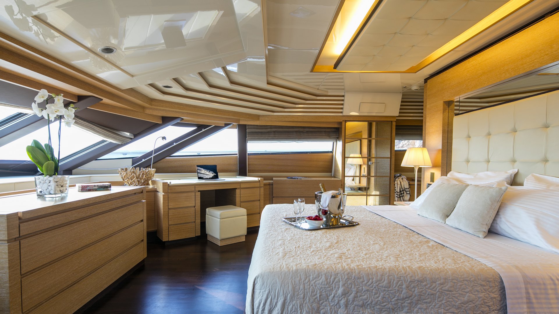 M/Y RINI yacht for charter master suite bed