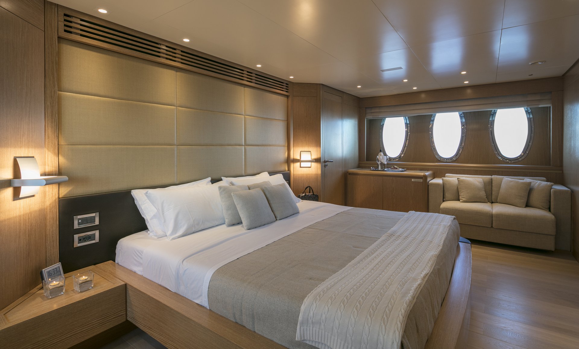 M/Y RINI V yacht for charter master suite bed