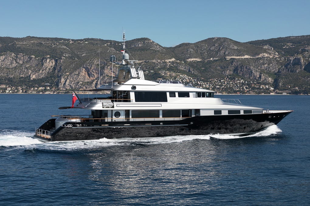 M/Y Silver Dream full view on the sea