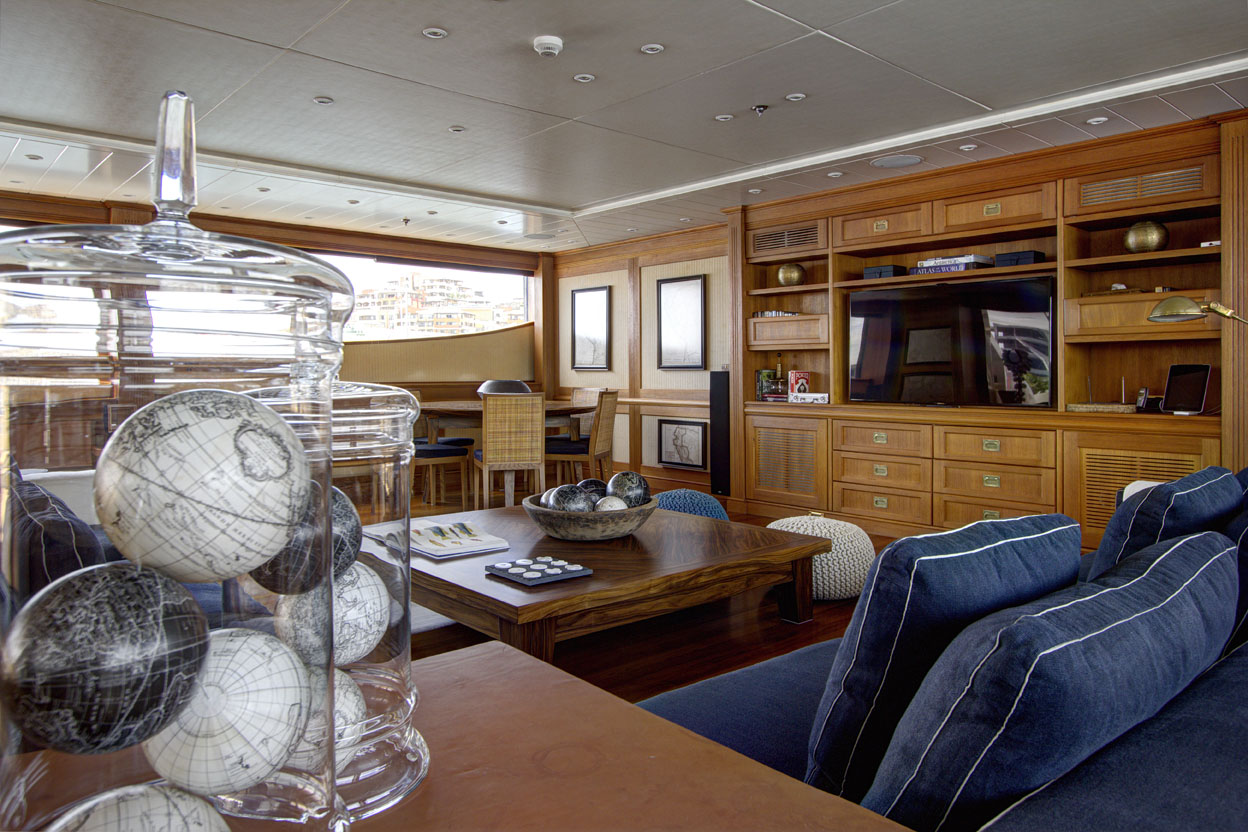 m/y azteca ii yacht for charter lounge area