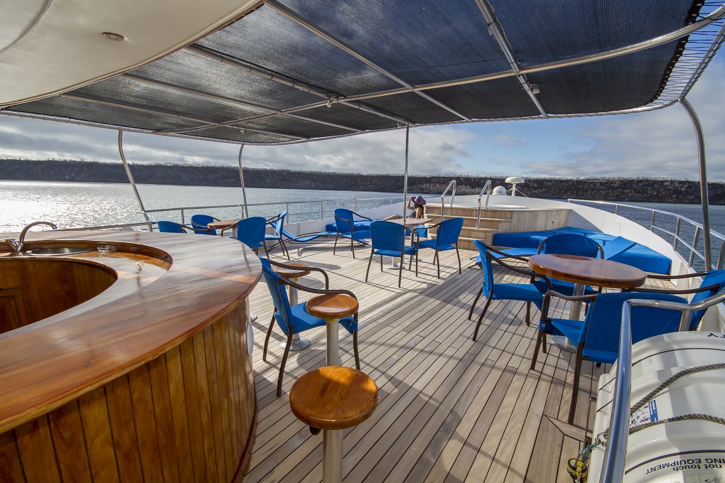 m/y integrity yacht for charter alfresco dining