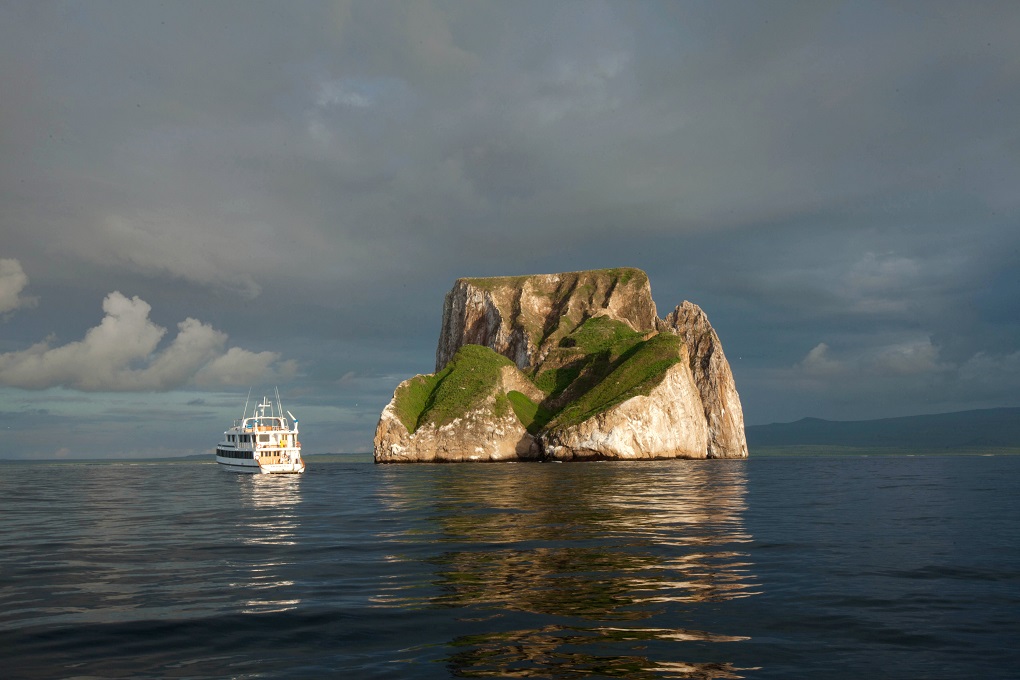 m/y integrity yacht for charter sailing