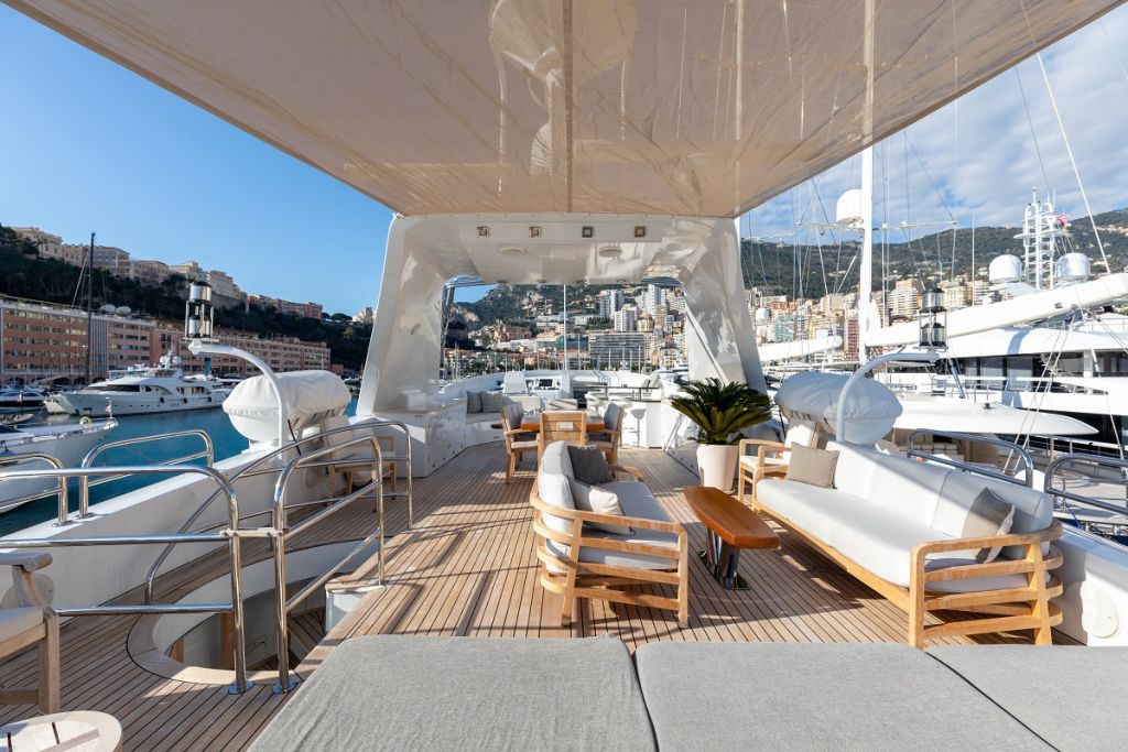 main-deck-buy-motor-yacht-palm-b-with-crypto-yachtzoo