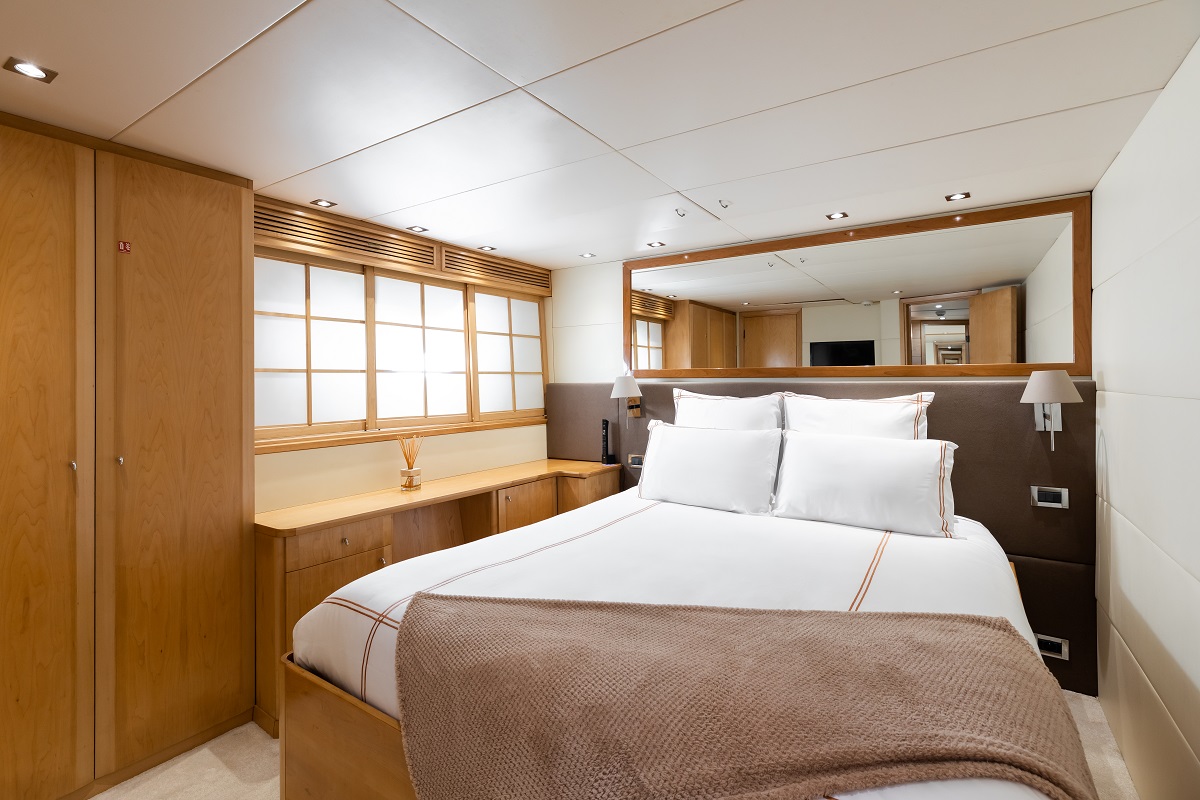 m/y palm b yacht for sale master suite