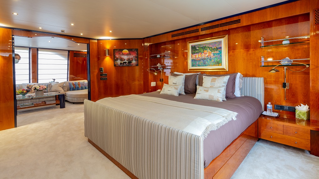 Master Cabin Aboard M/Y Lucy III Yacht for Charter