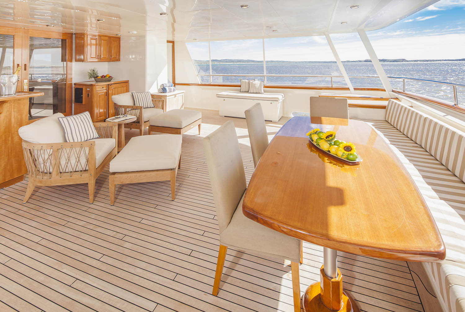 M/Y Silent World II yacht for sale breakfast nook