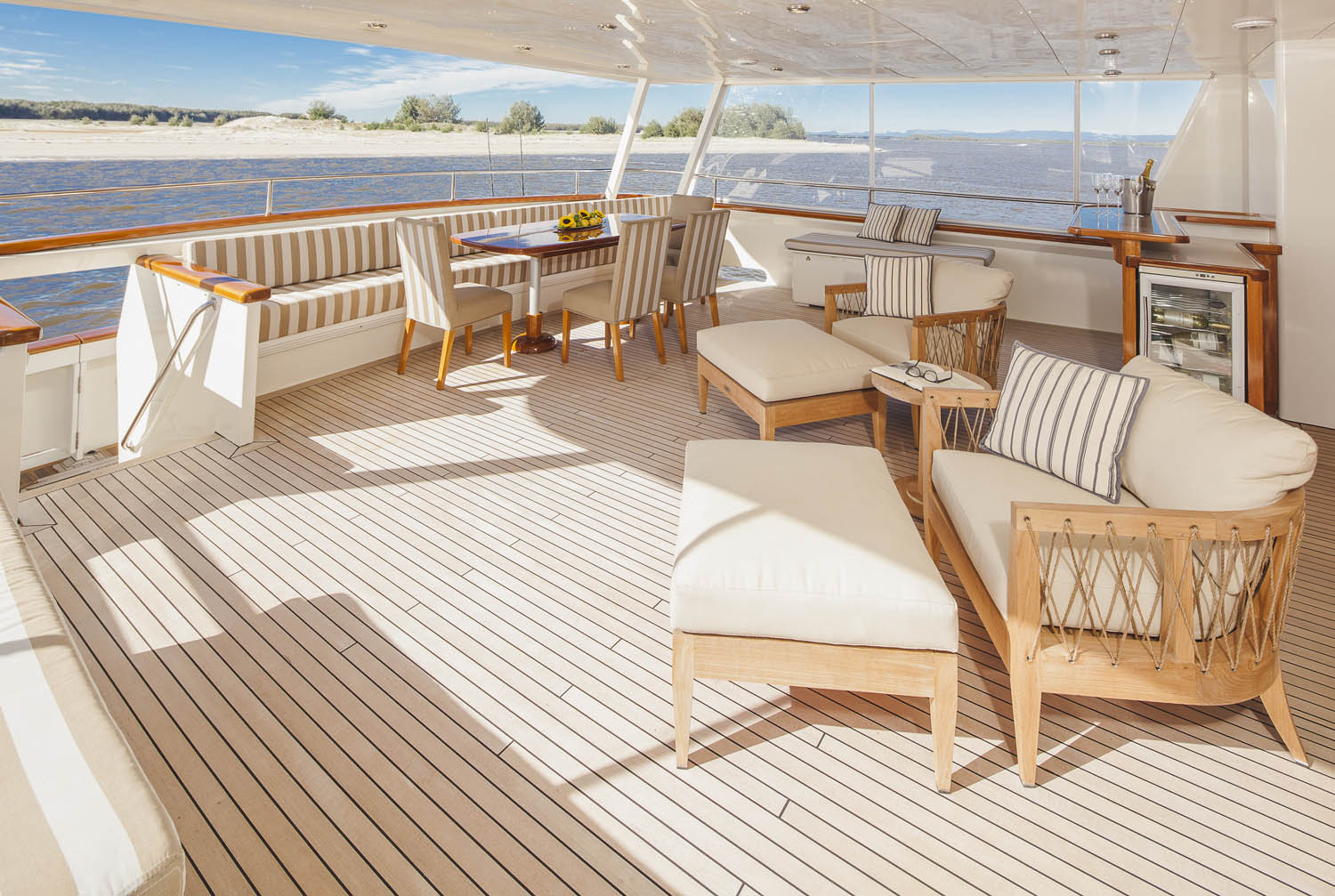 M/Y Silent World II yacht for sale deck lounge