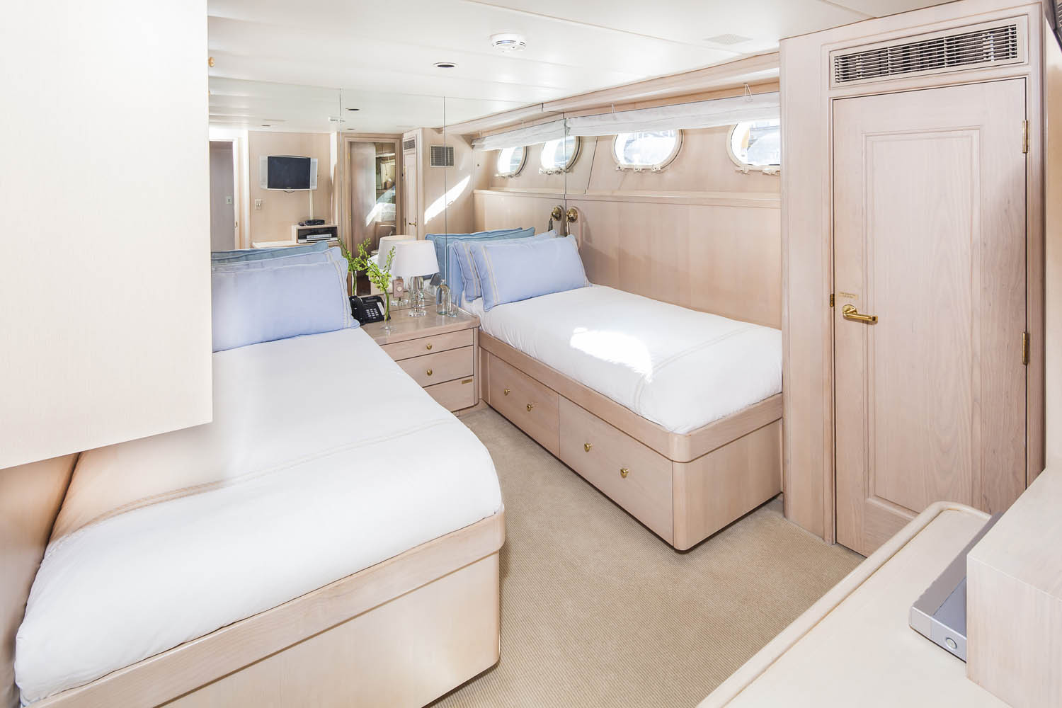 M/Y Silent World II yacht for sale double bedroom