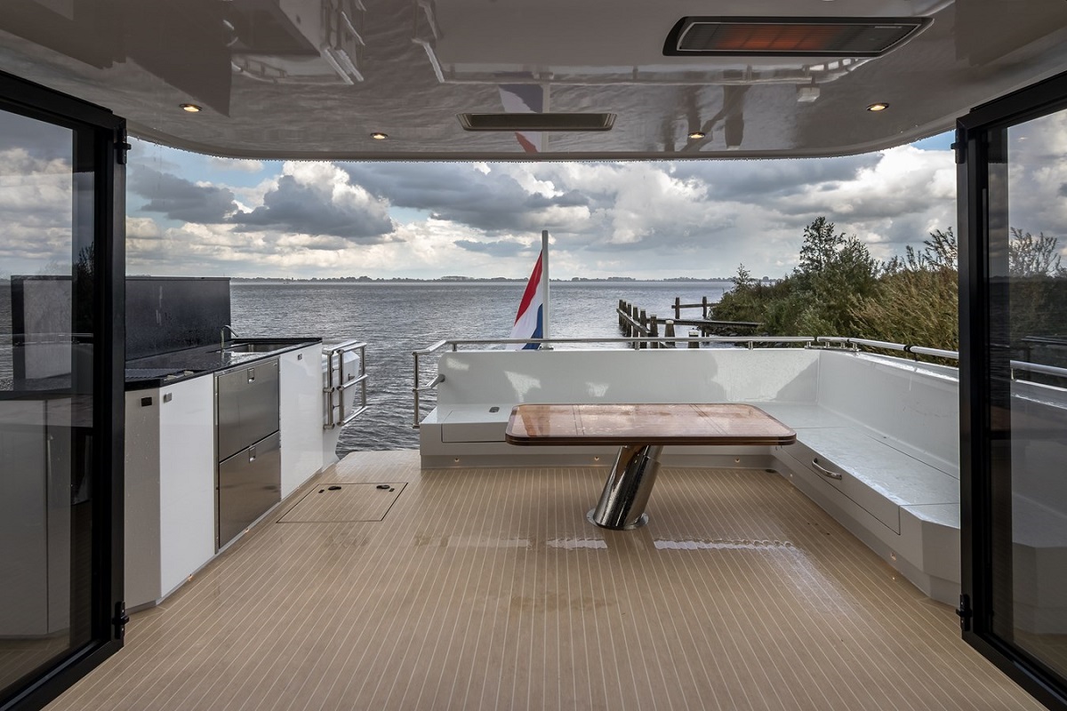 Jetten Beach Yacht