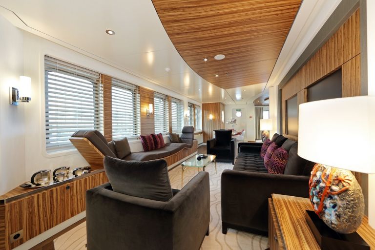 M/Y Yersin Charter salon midship