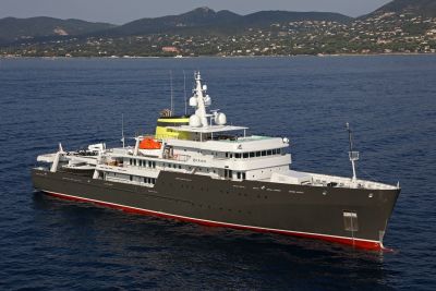 M/Y Yersin Charter side view