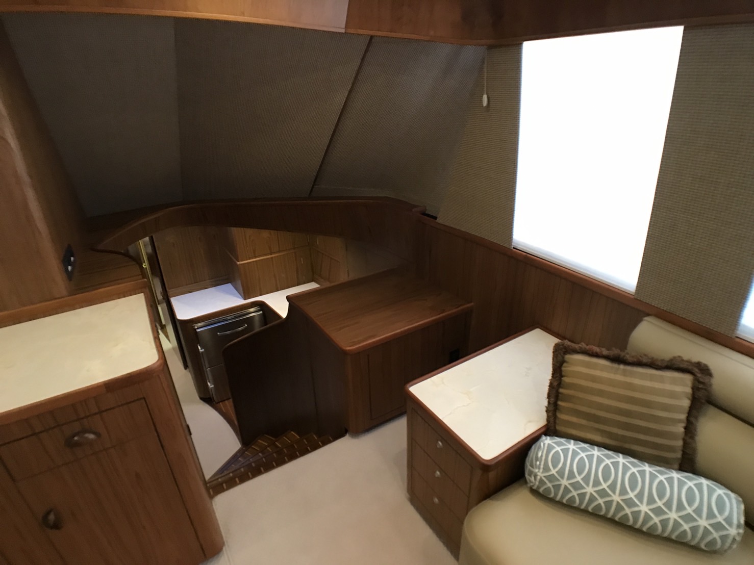 rybovich-sportfish-pilar-yacht-for-sale-interior2-yachtzoo