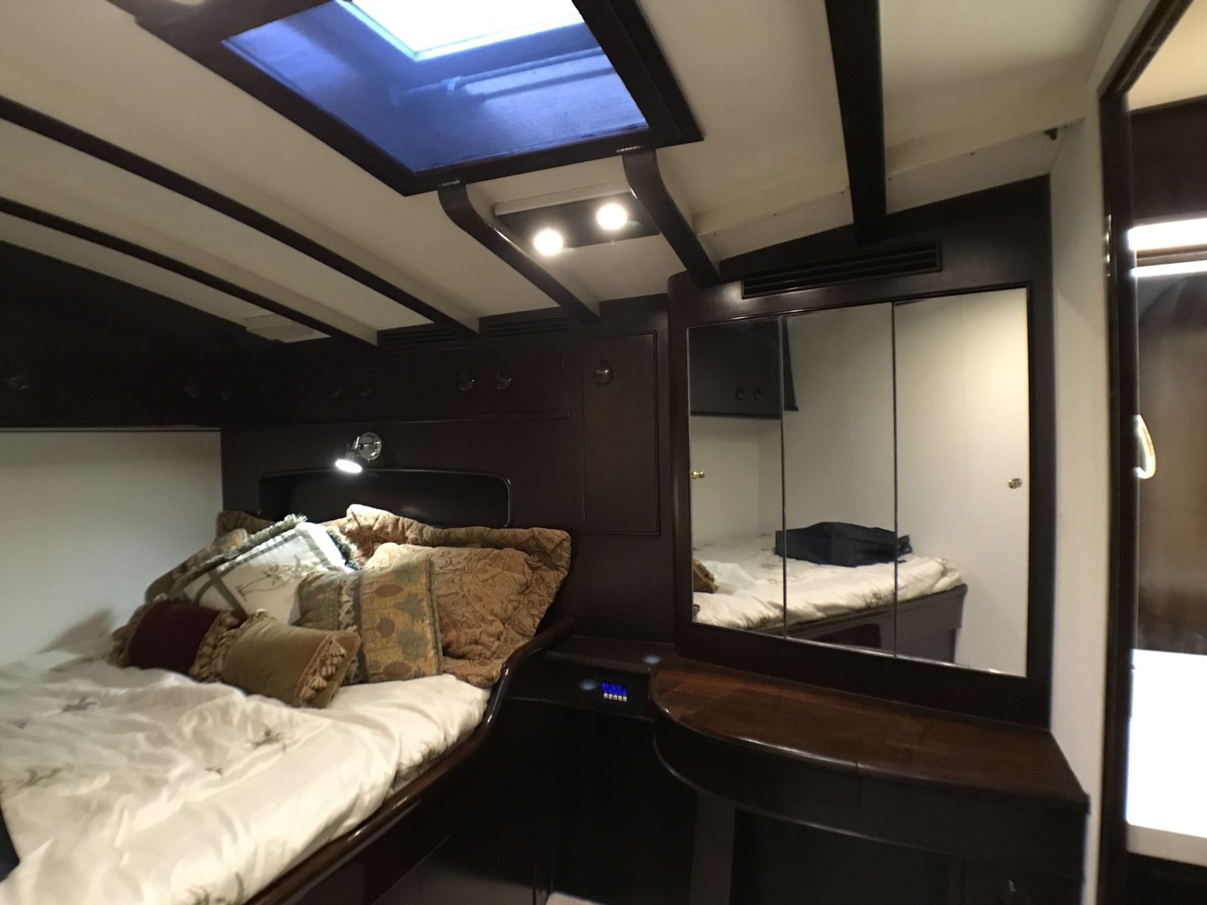 rybovich-sportfish-pilar-yacht-for-sale-cabin-yachtzoo