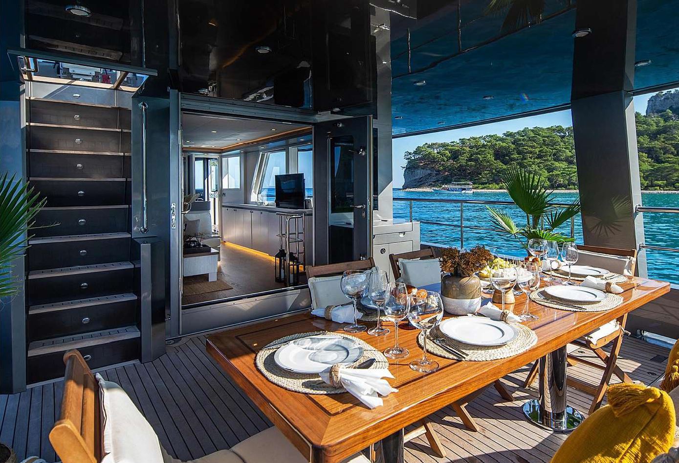 Outdoor dining - Bering explorer yacht LIBERTY for sale - YACHTZOO