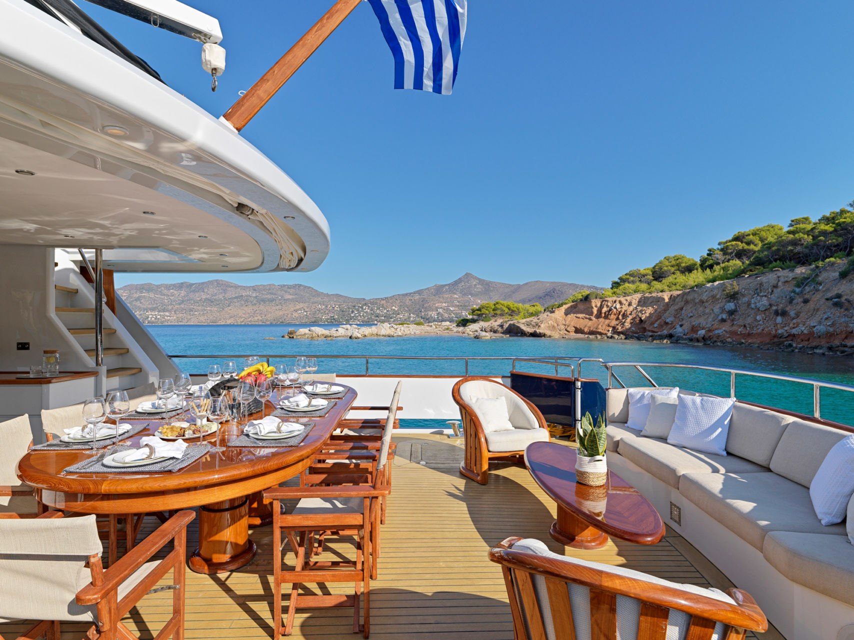 Aft deck area of MIA ZOI yacht - YACHTZOO