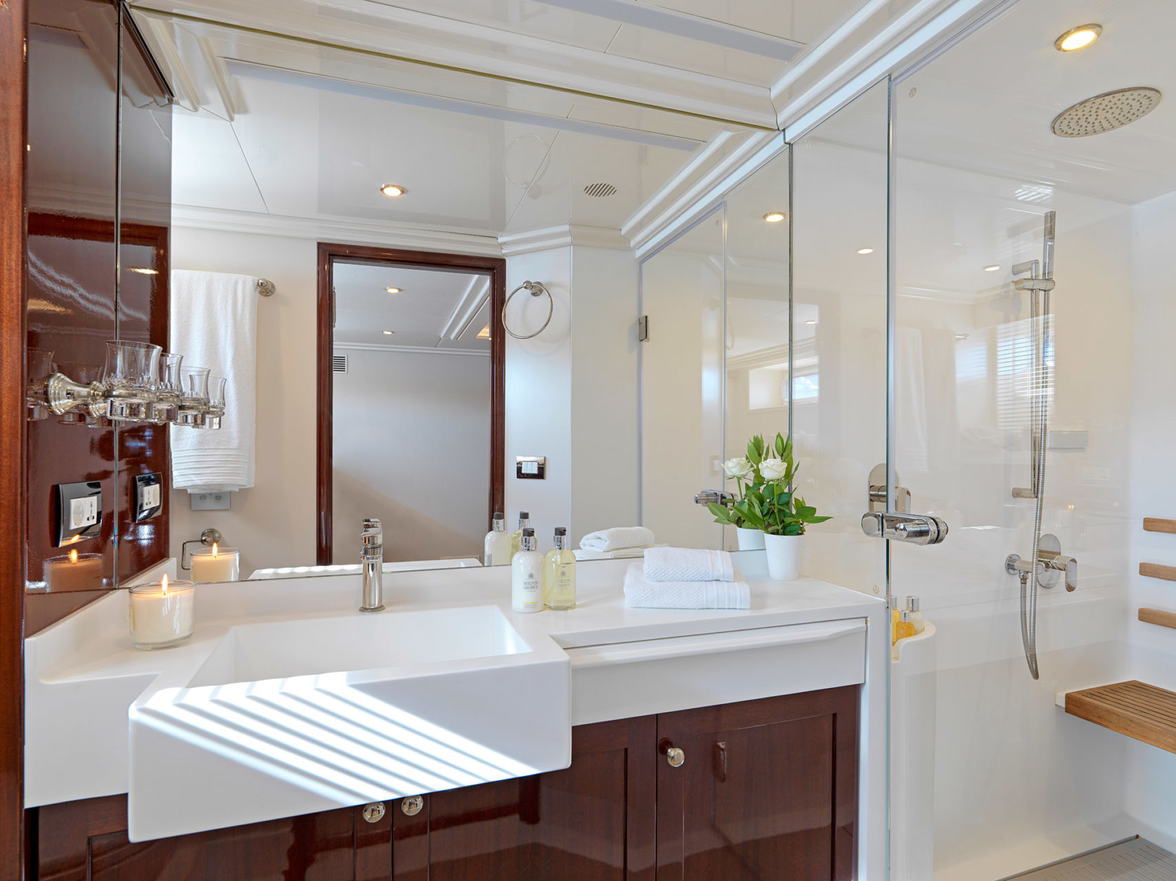 MIA ZOI Yacht for sale - bathroom - YACHTZOO