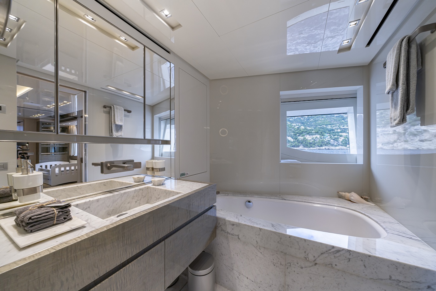 bathroom Sosa Sanlorenzo yacht for sale Yachtzoo