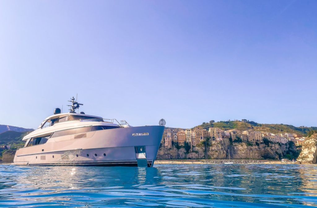 Motor Yacht Invictus - Yacht for Charter - YACHTZOO