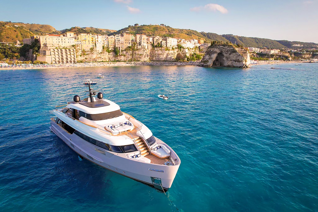 San Lorenzo motor yacht INVICTUS for charter with YACHTZOO