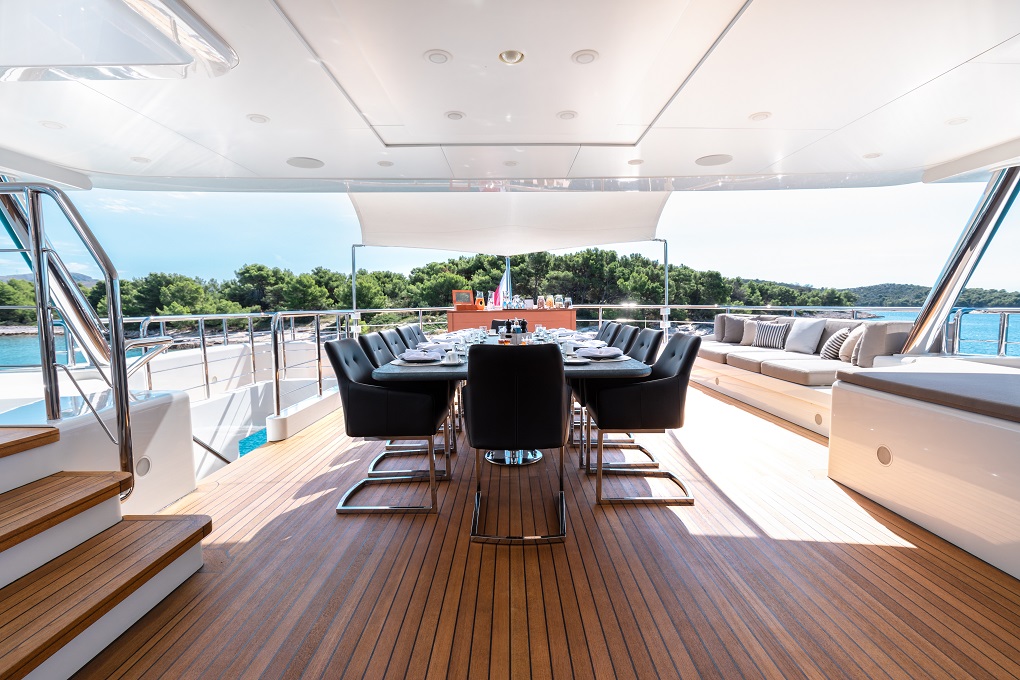 Africa i Benetti exterior dining