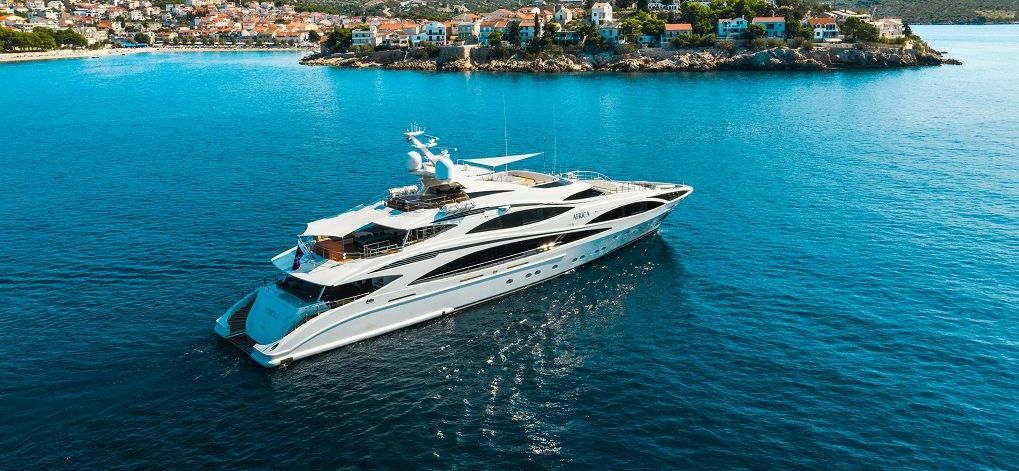 Africa i Benetti exterior layout side